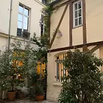Charming Flat In The Heart Of Paris